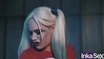 Superman destroza el ano a Harley Quinn y le hace un creampie en el ano.