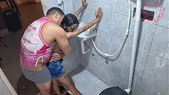 Dando o cuzinho no banheiro enquanto a amiga está do lado esperando tudo acabar