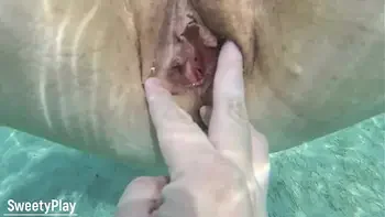 Open pussy creampie underwater, cum inside