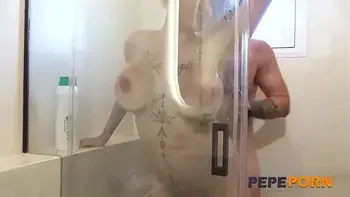 I like watching videos of girls taking showers and washing their vaginas. The young Valeria del Rio and the busty MILF Euforia Diosa are featured on FAKings and PepePorn