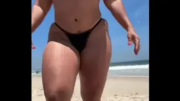 Uma coroa sem vergonha a luz do dia