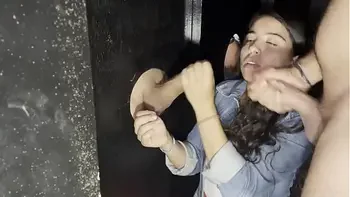 en glory hole con una verga tan gruesa que hasta obligo a mi cornudo a jalarla y las comparo