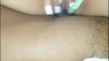 Me folle al repartidor de pizza que tenía una enorme polla negra y fue sexo intenso en la cama de mi madre