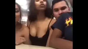 Novinhas doidas mostrando os peitos no McDonald's