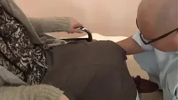 Geile sexy slimme patient wil dokter's lul nadat ze hem betrapt