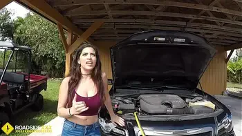 Roadside - Latina wife has sex with her mechanic outside