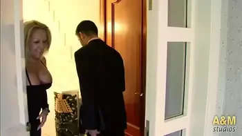 A mature woman fucks a commercial in her house. A pleasure for her hot ass !!