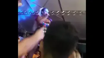 Valesca Popozuda mostra a buceta em show