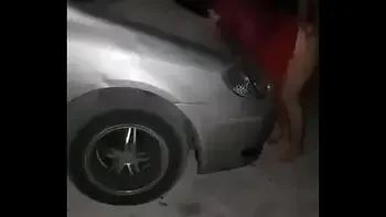 Mi esposa con un chico que conocimos en el club