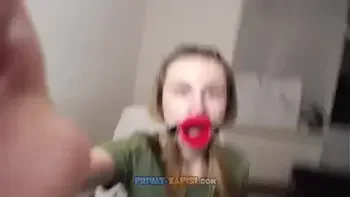 Любительница жесткого секса riderkelly сосет силиконовый пенис со спермой на лице