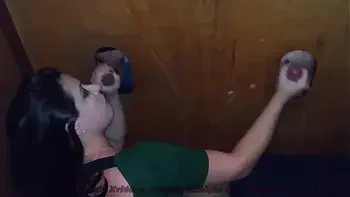 O Pintinho pequeno não aguentou o boquete e a punhetinha e gozou antes da hora.