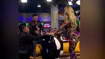 EYACULO EN SU CULO EN EL TORO MECANICO