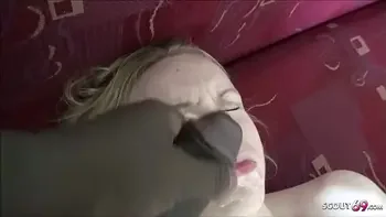 German Teen - Haengetitten Studentin bei Amateur Dreier mit 2 Schwarzen