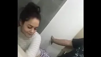 Jovencita hace un perreo