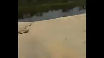 pescador sortudo filho da puta comeu a morena e albina no meio da praia