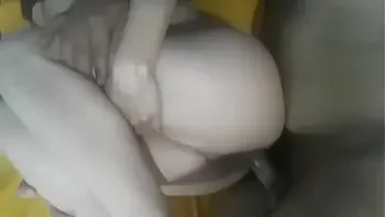 حصري 2019 مصرية اول مرة تتناك من طيزها مش قادرة تستحمله