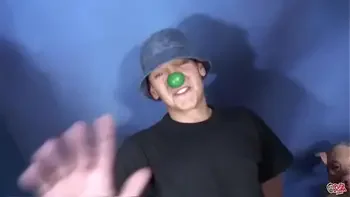 17 tíos lefándole la cara