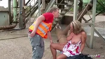 Fremder erwischt MILF und darf sie heftig outdoor ficken - German MILF