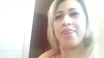 Mirella no Rio de Janeiro aprontando no banheiro