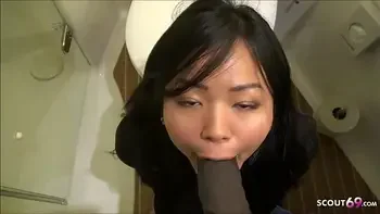 Thai Studentin lutscht Schwarzen auf Uni Party WC Deutsch - German College