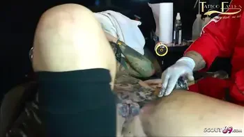 Deutsches Teen Snowwhite lässt sich die Fotze tätowieren und lutsch noch Schwanz dabei