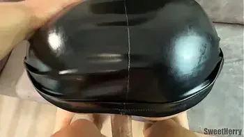 Сексуальная молодая жена с большой жопой в кожаной юбке в масле изменяет мужу с соседом