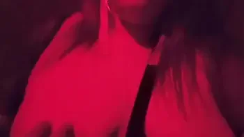 Hotwife foi sozinha na casa de swing e deixou o cuckold em casa, transou com o solteiro e depois deu para o marido