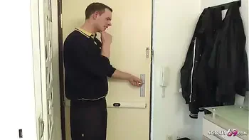 Postbote erwischt deutsches Teen Tight Tini und ueberredet sie zum Fick - German Teen