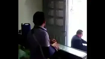 mamada rapida detras del mostrador