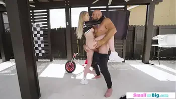 Guy fucks petite teen while carrying her