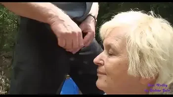 La giovane ragazza incontra una coppia di anziani coniugi scopare nel bosco