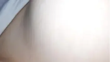 Colombiana se despierta excitada y se masturba recién levantada