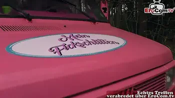 Deutsche Junge Nutte fickt mit altem Mann im auto