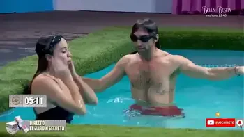 Samira se le cae el sujetador y se le ve todo.