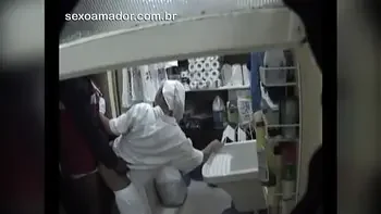 Motoboy faz sexo com faxineira de restaurante entre uma entrega e outra