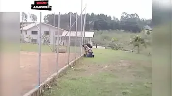 Homem vê a enteada fazendo sexo oral no namorado e filma tudo