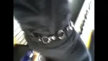 espiando bajo faldas