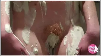 Petit Essai Dargile Blanche Sous La Douche