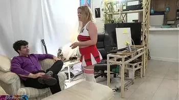 Stepdaughter gets her stepdad to pop her cherry