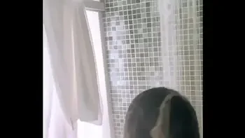 Anitta Vaza Seios Enquanto Toma Banho