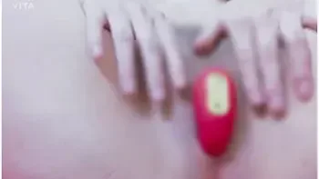 お隣さんに聞こえないように小声てオtニー　吸うやつか気持ち良すきてイってもやめない