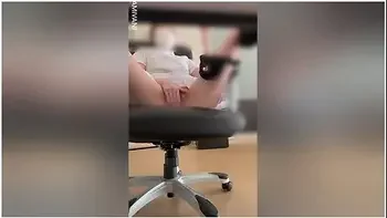 休憩中にhな動画見てムラムラする看護師のオtニーモサイク薄め