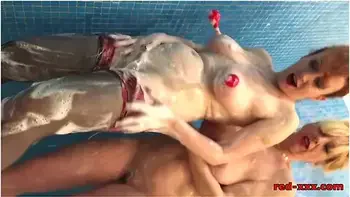 Red Xxx In Mature Redhead Plays In The Shower With Her Girlfriend