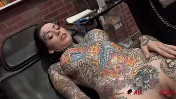 Tiger Lilly gets a forehead tattoo while nude