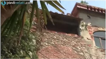 Piedi Velati In La Redhead In Pantyhose Shows Legs And Feet Around The City