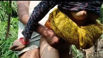 Hot Indian Bhabhi Jungle Outdoor Blowjob and Cum in Mouth