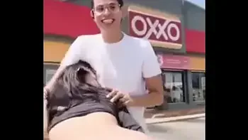 Novinha tarada em público