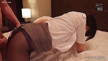 While On A Business Trip, I Unexpectedly Ended Up Sharing A Room With A Middle-aged Sexually Harassing Boss That I Hated... Akari Momoka, A New I-cup Employee Who Kept Getting Orgasmed Over And Over Again