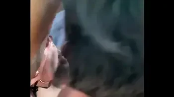 De buurvrouw wou wat puck terwijl der man werkt