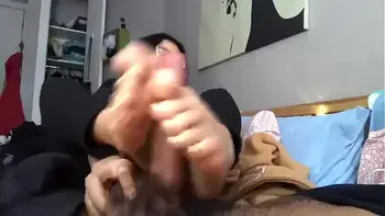 Chica hermosa con pies deliciosos masturba a chico